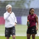 Pia Sundhage avec deux joueuses de la Nati, Coumba Sow (à gauche) et Leila Wandeler (à droite)